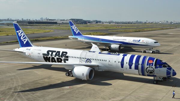 An All Nippon Airways (ANA) Boeing 787-9 aircraft in the livery of Star Wars droid character R2-D2 (front) is seen on the tarmac at Tokyo's Haneda airport on October 14, 2015 - Sputnik International