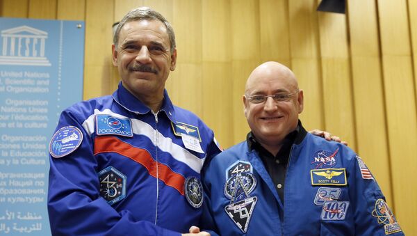 NASA astronaut Scott Kelly (R) and Roscosmos cosmonaut Mikhail Kornienko of Russia pose after a press conference on December 18, 2014 at the UNESCO in Paris. - Sputnik International