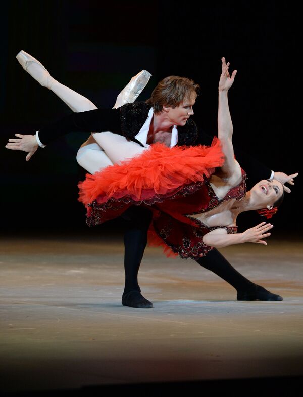 Bolshoi Theater soloists Maria Alexandrovna and Mikhail Lobukhin perform a Grand pas from the Don Quijote ballet by Ludwig Minkus during a concert devoted to the 80th birthday of ballerina and choreographer Natalya Kasatkina on the Bolshoi Theater's New Stage in Moscow Bolshoi Theater soloists Maria Alexandrovna and Mikhail Lobukhin perform a Grand pas from the Don Quijote ballet by Ludwig Minkus during a concert devoted to the 80th birthday of ballerina and choreographer Natalya Kasatkina on the Bolshoi Theater's New Stage in Moscow - Sputnik International