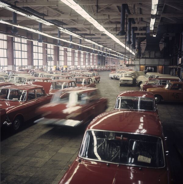 Moskvich-412 car assembly line. Lenin Komsomol Automotive Plant (AZLK) - Sputnik International