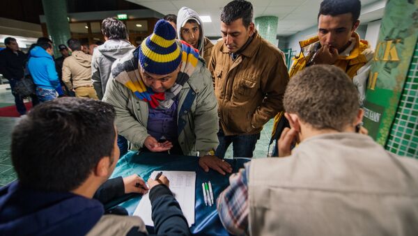 Refugees register their names as they arrive to Stockholm central mosque on 15 October 2015 after a bus journey from the southern city of Malmo. - Sputnik International
