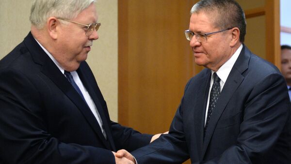 Russian Economic Development Minister Aleksei Ulyukaev meets with US Ambassador John Tefft - Sputnik International