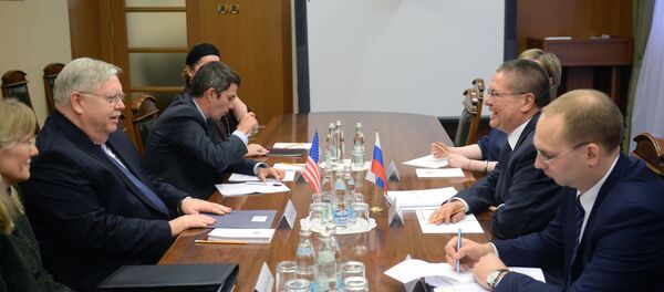 Russian Economic Development Minister Aleksei Ulyukaev meets with US Ambassador John Tefft Russian Economic Development Minister Aleksei Ulyukaev meets with US Ambassador John Tefft - Sputnik International