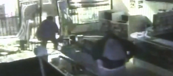 WATCH: Dozens of Guns Stolen in Seconds in Insane Crash-and-Grab WATCH: Dozens of Guns Stolen in Seconds in Insane Crash-and-Grab - Sputnik International