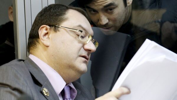 Yevgeny Yerofeyev (R), a Russian soldier arrested last May on terrorism charges related to the separatist conflict in eastern Ukraine, talks to his lawyer Yuriy Grabovsky from a glass-walled cage as he attends a court hearing in Kiev, Ukraine, November 17, 2015. - Sputnik International