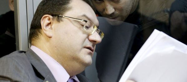 Yevgeny Yerofeyev (R), a Russian soldier arrested last May on terrorism charges related to the separatist conflict in eastern Ukraine, talks to his lawyer Yuriy Grabovsky from a glass-walled cage as he attends a court hearing in Kiev, Ukraine, November 17, 2015. - Sputnik International