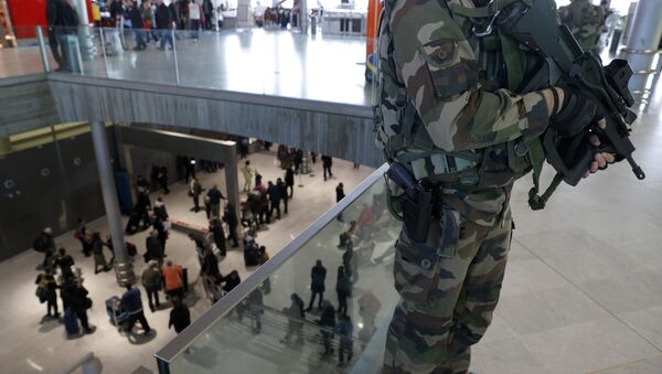French soldiers patrol inside the Charles de Gaulle International Airport in Roissy, near Paris - Sputnik International