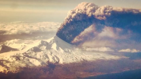Alaska’s Pavlof Volcano Erupts 20,000 Feet in the Air (VIDEO) - Sputnik International