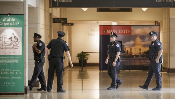 Capitol Police officers secure the Capitol Visitor's Center on Capitol Hill. - Sputnik International
