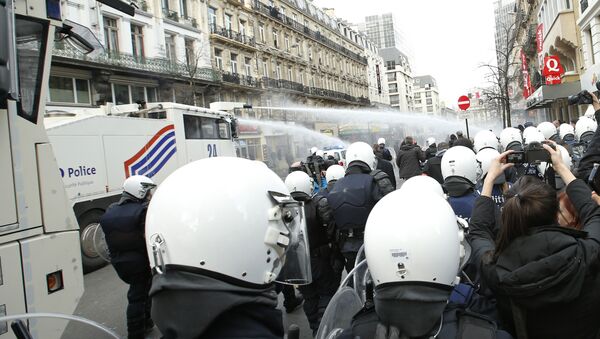 Police use water canon to try to disperse right wing demonstrators during a protest at the site of one of the memorials to the victims of the recent Brussels attacks, near the Place de la Bourse in Brussels, Sunday, March, 27, 2016 - Sputnik International