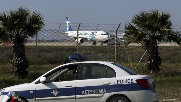 Police stand guard at Larnaca Airport near a hijacked Egyptair Airbus A320 , March 29, 2016 - Sputnik International