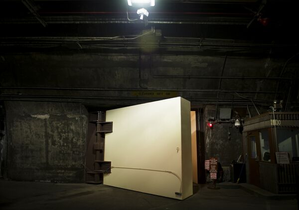 The two 23-ton blast doors at the entrance inside the Cheyenne Mountain Complex are made of steel and can take up to 20 seconds to close with the assistance of hydraulics - Sputnik International