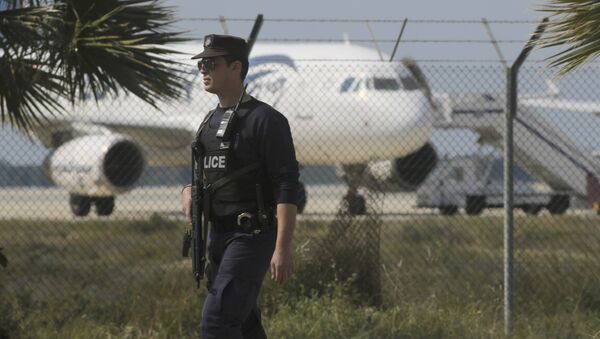 Police stand guard at Larnaca Airport near a hijacked Egyptair Airbus A320 , March 29, 2016 - Sputnik International
