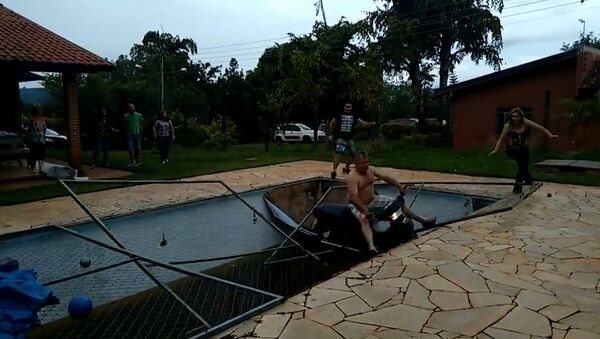 Motorcyclist Falls in Pool - Sputnik International