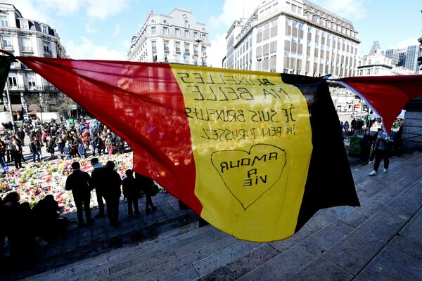 A Belgian flag reading Brussels my beauty, I am Brussels flutters as people gather at the makeshift memorial outside the stock exchange in Brussels on March 27, 2016 an area which has become an unofficial shrine to victims of the March 22, terror attacks. - Sputnik International