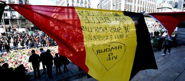 A Belgian flag reading Brussels my beauty, I am Brussels flutters as people gather at the makeshift memorial outside the stock exchange in Brussels on March 27, 2016 an area which has become an unofficial shrine to victims of the March 22, terror attacks. - Sputnik International