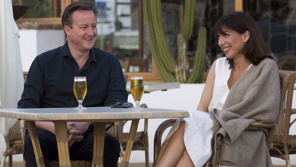 Britain's Prime Minister David Cameron (L) and his wife Samantha pose for a photograph during their holiday in Playa Blanca, Lanzarote March 25, 2016. - Sputnik International