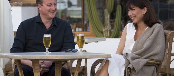 Britain's Prime Minister David Cameron (L) and his wife Samantha pose for a photograph during their holiday in Playa Blanca, Lanzarote March 25, 2016. - Sputnik International