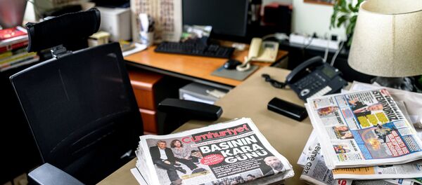 A picture taken on November 27, 2015 in Istanbul, shows newspapers at the office of Cumhuriyet Daily newspaper's Editor in Chief Can Dundar, as people demonstrate outside the headquarters after the arrest of Dundar. A picture taken on November 27, 2015 in Istanbul, shows newspapers at the office of Cumhuriyet Daily newspaper's Editor in Chief Can Dundar, as people demonstrate outside the headquarters after the arrest of Dundar. - Sputnik International