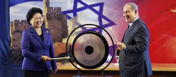 Israeli Prime Minister Benjamin Netanyahu (R) and Chinese Vice Premier Liu Yandong strike a gong during their joint news conference in Jerusalem March 29, 2016 Israeli Prime Minister Benjamin Netanyahu (R) and Chinese Vice Premier Liu Yandong strike a gong during their joint news conference in Jerusalem March 29, 2016 - Sputnik International