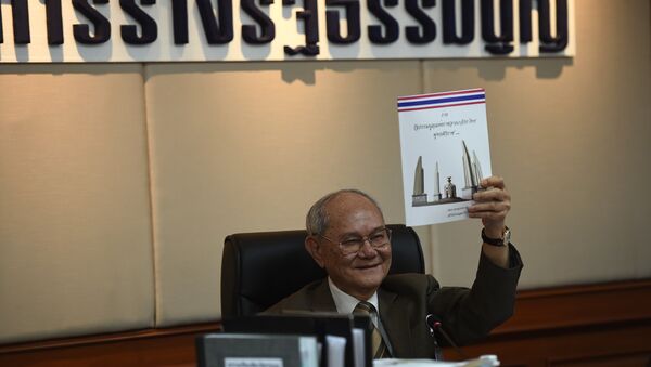 Constitution Draft Commission (CDC) chairman Meechai Ruchupan holds up Thailand's proposed new constitution at Parliament House in Bangkok on March 29, 2016 - Sputnik International