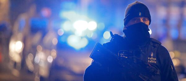 A masked Belgian police officer takes part in police operations in Schaerbeek following Tuesday's bomb attacks in Brussels, Belgium, March 25, 2016 A masked Belgian police officer takes part in police operations in Schaerbeek following Tuesday's bomb attacks in Brussels, Belgium, March 25, 2016 - Sputnik International