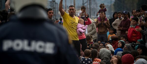 Yazidi refugees protest to call for the reopening of the borders at a makeshift camp at the Greek-Macedonian border near the village of Idomeni on March 21, 2016 Yazidi refugees protest to call for the reopening of the borders at a makeshift camp at the Greek-Macedonian border near the village of Idomeni on March 21, 2016 - Sputnik International