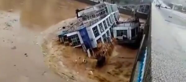 Abandoned barges crash into bridge in China after heavy rainfall Abandoned barges crash into bridge in China after heavy rainfall - Sputnik International