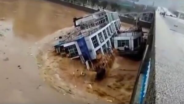 Abandoned barges crash into bridge in China after heavy rainfall - Sputnik International