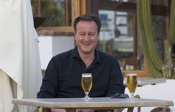 Britain's Prime Minister David Cameron poses for a photograph during a family holiday in Playa Blanca, Lanzarote March 25, 2016 Britain's Prime Minister David Cameron poses for a photograph during a family holiday in Playa Blanca, Lanzarote March 25, 2016 - Sputnik International