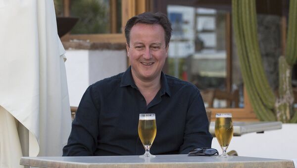 Britain's Prime Minister David Cameron poses for a photograph during a family holiday in Playa Blanca, Lanzarote March 25, 2016 - Sputnik International
