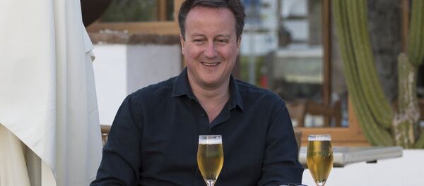 Britain's Prime Minister David Cameron poses for a photograph during a family holiday in Playa Blanca, Lanzarote March 25, 2016 Britain's Prime Minister David Cameron poses for a photograph during a family holiday in Playa Blanca, Lanzarote March 25, 2016 - Sputnik International
