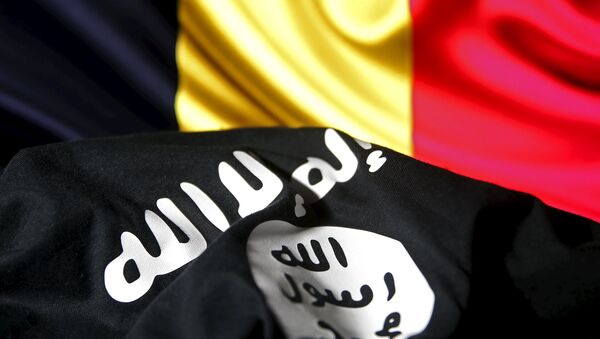 Islamic State flag is seen in front of a Belgian flag in this illustration taken March 22, 2016. - Sputnik International