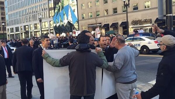 Erdogan guard yell at protester in Washington, DC. - Sputnik International