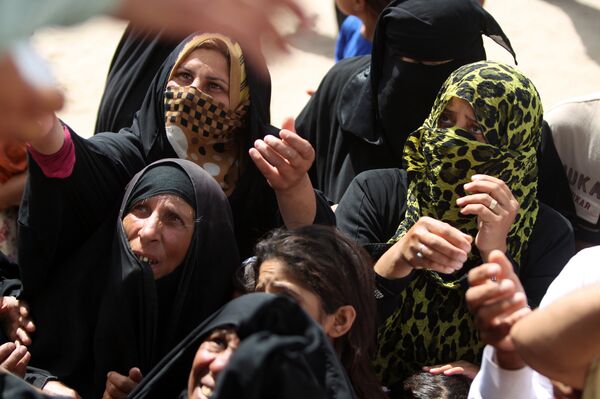 Displaced Iraqi women, who fled Ramadi, the capital of Anbar province, after it was seized by the Islamic State (IS) group, wait to get aid boxes at a makeshift camp for internally displaced persons (IDP) in Ameriyat al-Fallujah, 30 km south of Fallujah on June 6, 2015 Displaced Iraqi women, who fled Ramadi, the capital of Anbar province, after it was seized by the Islamic State (IS) group, wait to get aid boxes at a makeshift camp for internally displaced persons (IDP) in Ameriyat al-Fallujah, 30 km south of Fallujah on June 6, 2015 - Sputnik International