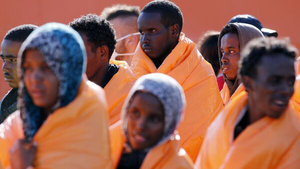 Migrants stand in line after disembarking from the Norwegian vessel Siem Pilot at Pozzallo's harbour, Italy, March 29, 2016. - Sputnik International