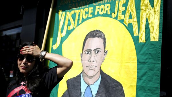 Cousin of Jean Charles de Menezes, Vivian Figueiredo, stands in front of a banner during a memorial service for de Menezes outside Stockwell Underground Station in London, Britain in this July 22, 2015. - Sputnik International