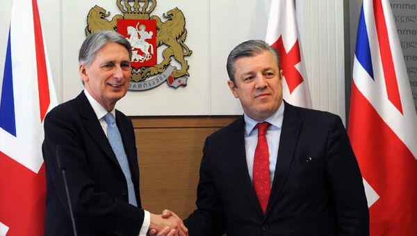 British Foreign Secretary Philip Hammond (L) and Georgian Prime Minister Giorgi Kvirikashvili shake hands during a joint press conference following their meeting in Tbilisi on March 30, 2016 - Sputnik International