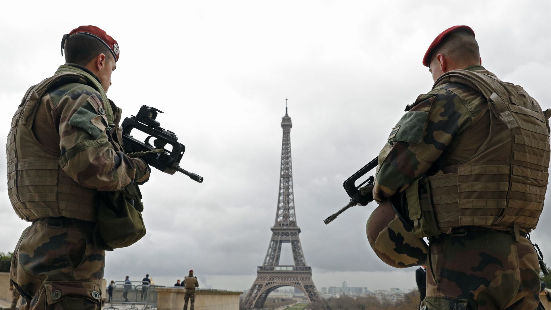 French army paratroopers patrol near the Eiffel tower in Paris. - Sputnik International, 1920, 10.05.2021