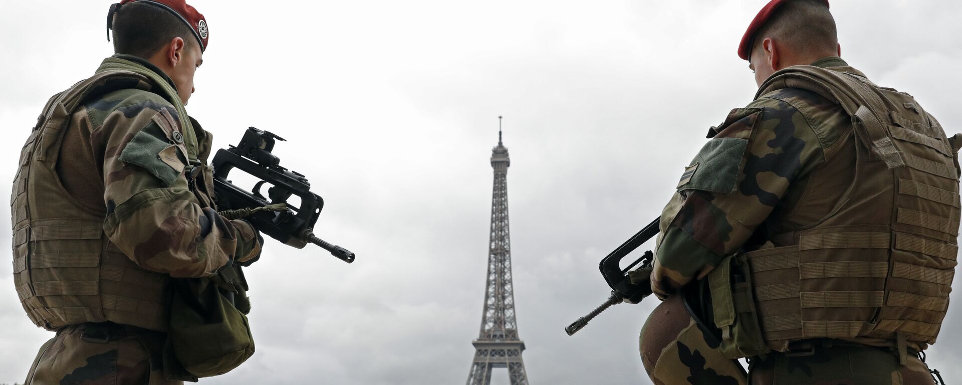 French army paratroopers patrol near the Eiffel tower in Paris. - Sputnik International, 1920, 10.05.2021