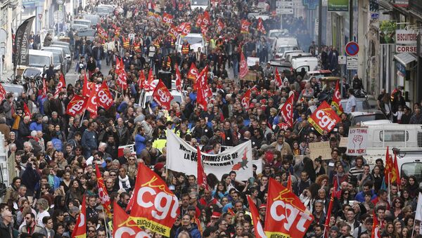 French labour union workers and students attend a demonstration against the French labour law proposal in Marseille, France, as part of a nationwide labor reform protests and strikes, March 31, 2016 - Sputnik International