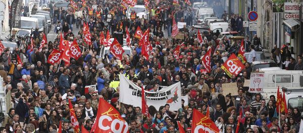 French labour union workers and students attend a demonstration against the French labour law proposal in Marseille, France, as part of a nationwide labor reform protests and strikes, March 31, 2016 - Sputnik International