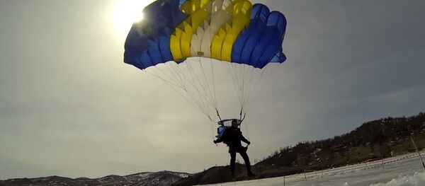 Skydivers Plunge from 1,200m into Icy Lake Baikal - Sputnik International