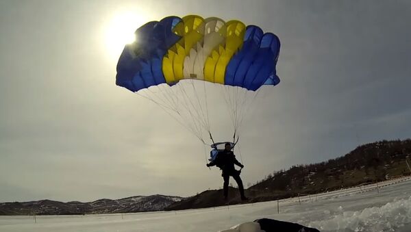 Skydivers Plunge from 1,200m into Icy Lake Baikal - Sputnik International