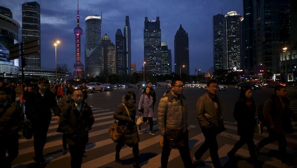 People cross a road after work in the financial district of Pudong in Shanghai, China, March 15, 2016 - Sputnik International