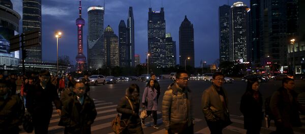 People cross a road after work in the financial district of Pudong in Shanghai, China, March 15, 2016 - Sputnik International
