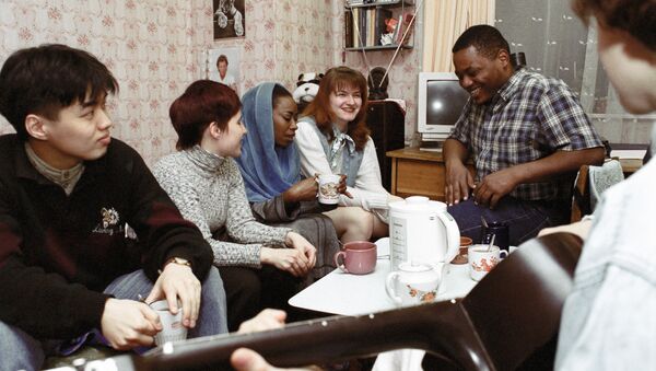 A tea party in the dormitory for foreign students at Moscow State Building University - Sputnik International