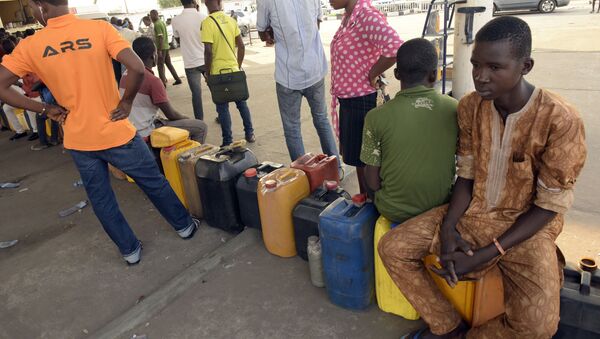 People queue to buy fuel with jerry cans at a filling station in Lagos, on December 1, 2015. - Sputnik International