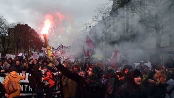 Protesters demonstrate during a demonstration against labour law reforms in the French capital Paris on March 31, 2016 - Sputnik International