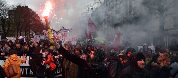 Protesters demonstrate during a demonstration against labour law reforms in the French capital Paris on March 31, 2016 - Sputnik International